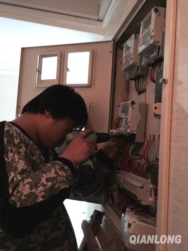 1月12日下午4點(diǎn)20分，施工人員趕到東方玫瑰社區(qū)對(duì)“烏龍電表”進(jìn)行了更換。（千龍網(wǎng)記者 于振華 攝影）