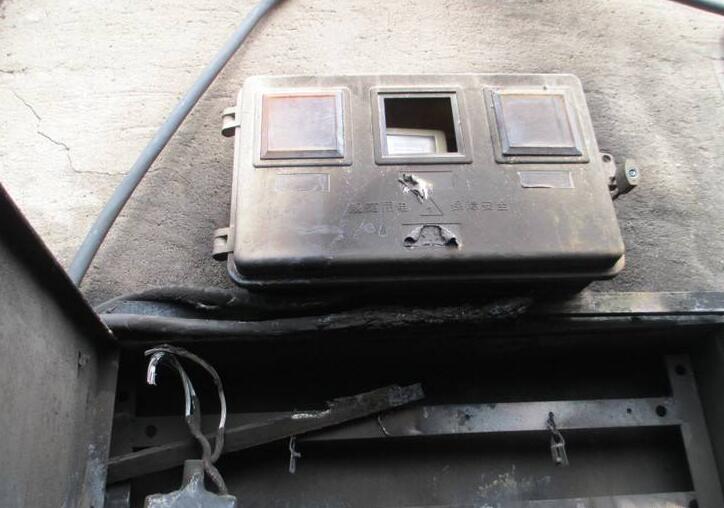 夏季用電高峰 電表超負(fù)荷運(yùn)轉(zhuǎn)  網(wǎng)紅小吃街連燒8戶(hù)電表