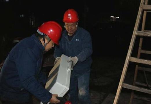 夏季用電高峰 電表超負(fù)荷運(yùn)轉(zhuǎn)  網(wǎng)紅小吃街連燒8戶(hù)電表